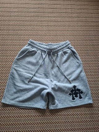 Pantalón corto tipo chándal gris.