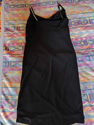 Abito nero con spalline e inserti metallici