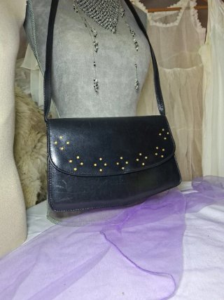 Bolso piel negro tachuelas doradas