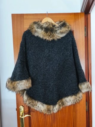 Poncho Gris con Detalles de Pelo