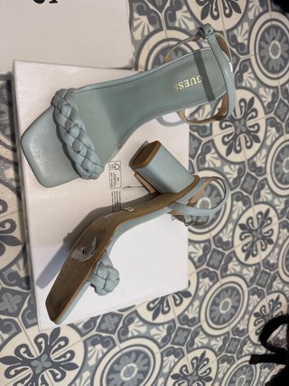 Sandalias Guess Tacon Cuadrado Trenzado