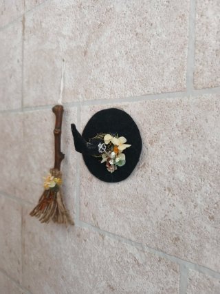 Pack Escoba y Gorro de Bruja Decorativo