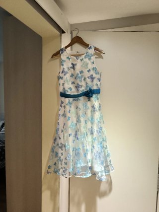 Vestido blanco con mariposas azules, talla 14.