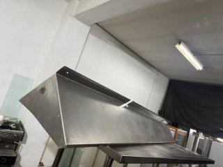 Estantería de metal y cristal
