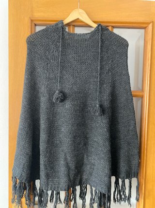 Poncho de lana gris
