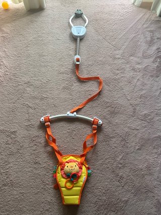 Arnés saltador para bebé con peluche de león