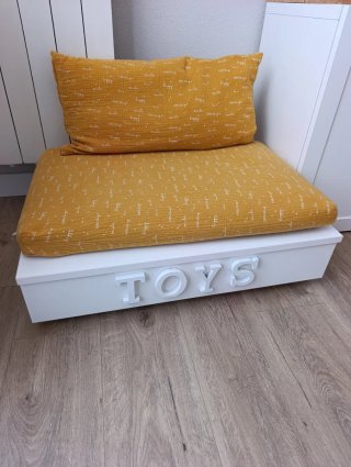 Cajón banco baúl con letras TOYS
