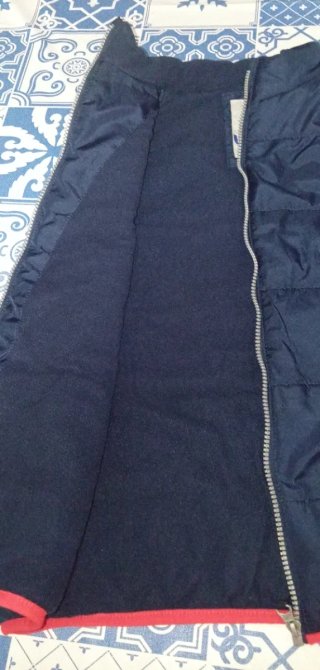 Chaqueta sin mangas azul con ribetes