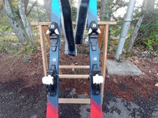 Esquís 140cm con Pieles y Adaptador Travesía
