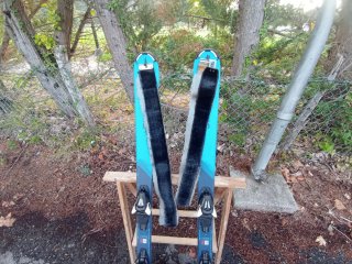 Esquís 140cm con Pieles y Adaptador Travesía