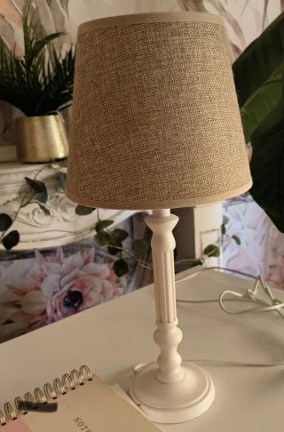 Lamparita de mesa beige y blanca