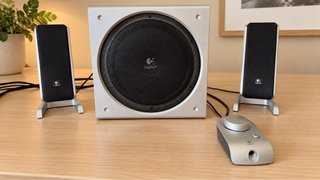 Logitech 2 altavoces + subwoofer + mando control