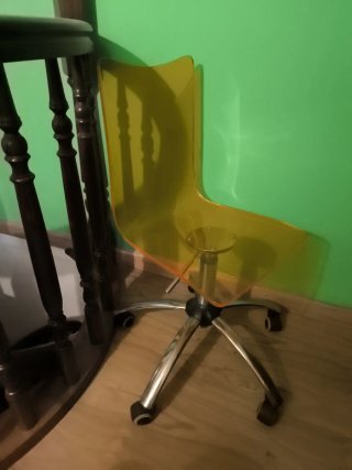 Silla de escritorio transparente amarilla