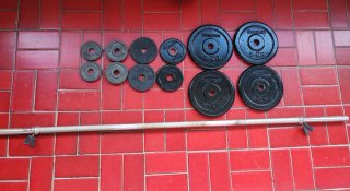 Barra de pesas con discos variados