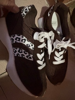 Zapatillas deportivas marrones con estampado de le