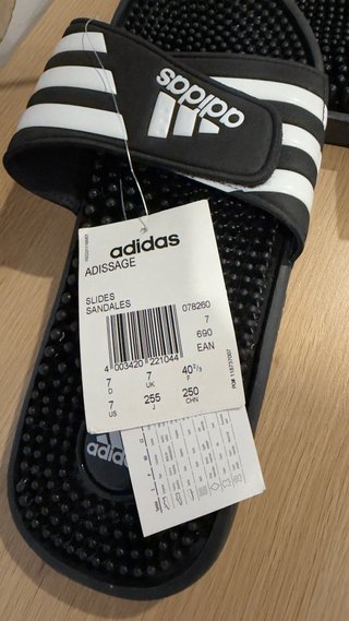 Chanclas adidas negras y blancas