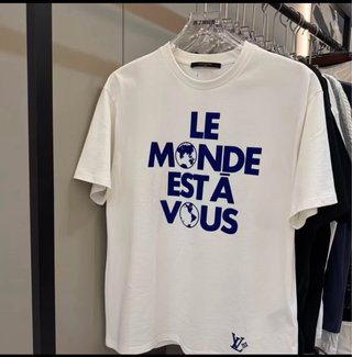 Camiseta Louis Vuitton Le Monde Est A Vous