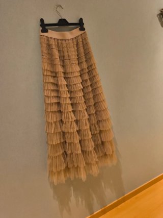 Falda larga de volantes beige