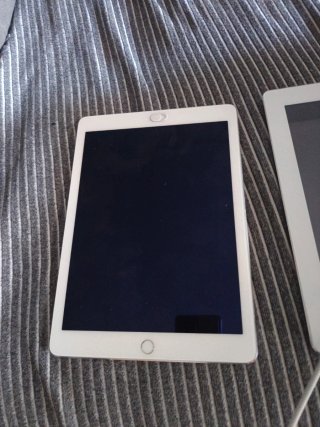 Tablet Apple iPad bianche e nere per pezzi