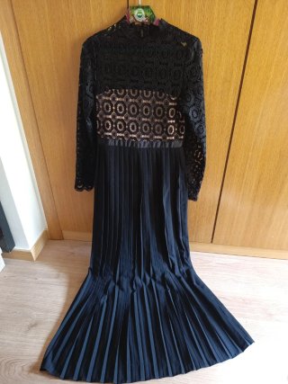 Vestido largo negro con encaje.