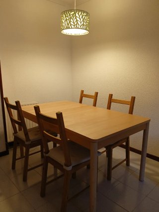 Mesa extensible de madera + 4 sillas del Ikea