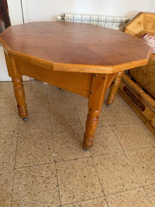 Mesa de madera octogonal con ruedas