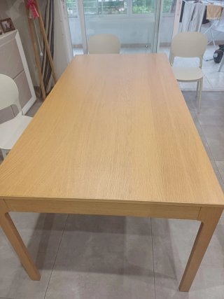 Mesa de comedor de madera