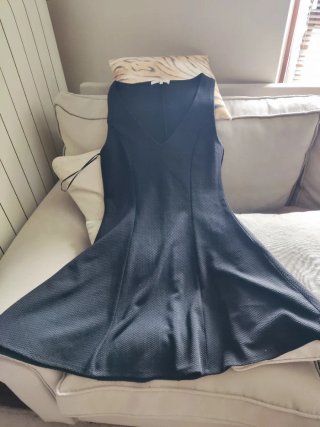 Vestido Negro Escote Pico