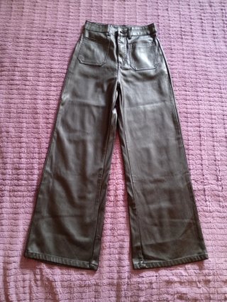 Pantalón efecto piel negro ancho