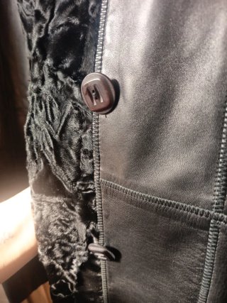 Abrigo Piel Ovino Negro y cuello astracán