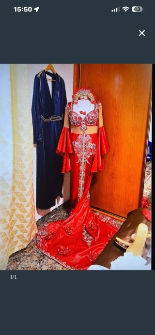 Vestido de novia rojo con detalles bordados