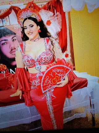 Vestido de novia rojo con detalles bordados