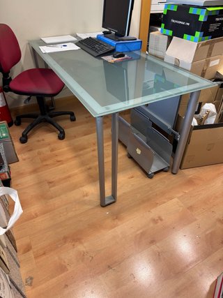 Mesa de despacho moderna cristal y metal