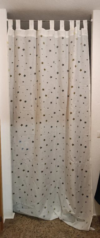 Cortina blanca con estrellas traslucidas