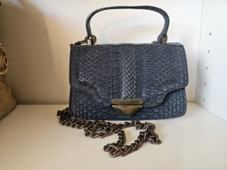 Bolso pequeño de piel de serpiente negro