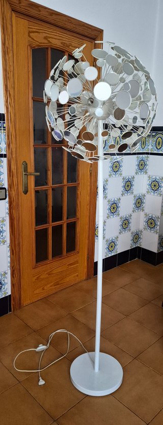 Lámpara de pie alta con espejos