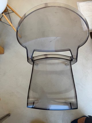 Tre sedie di design trasparenti