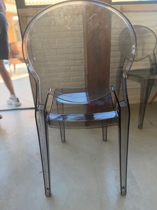 Tre sedie di design trasparenti