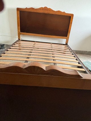 Cama de madera antigua
