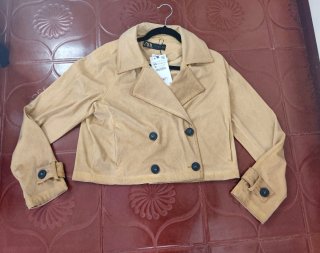 Chaqueta corta Zara color camel