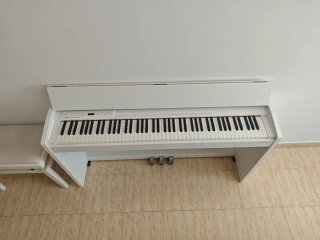 Roland F-140R + Silla Piano