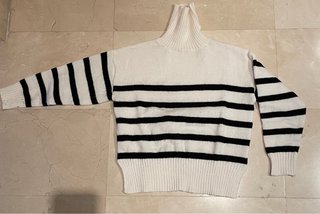 Jersey cuello alto rayas blanco y negro