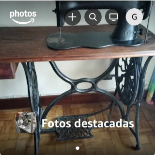 Máquina de coser antigua con mueble