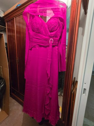 Vestido de fiesta fucsia con chal