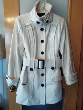 Abrigo Zara blanco con cinturón