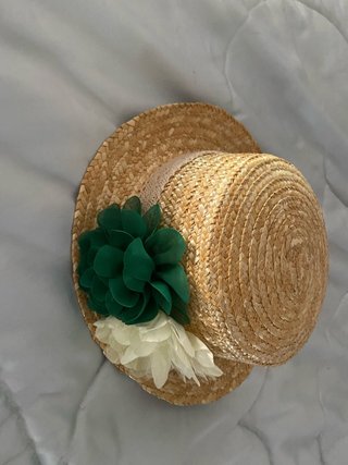 Canotier elegante con flores