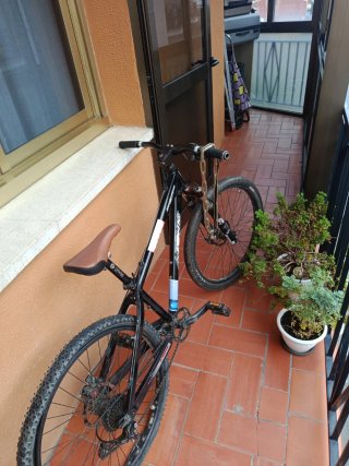 Bicicleta Azonic Negra con Sillín Roox
