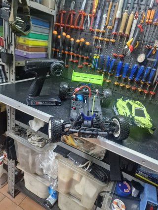 Auto RC elettrica verde e nera