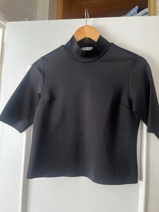 Camiseta Zara cuello alto manga corta