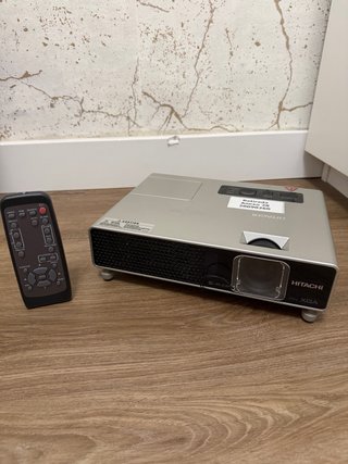 Proyector Hitachi con Mando